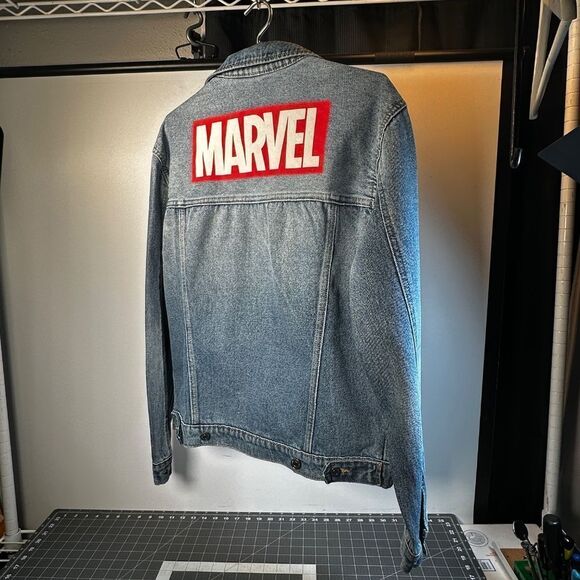 MARVEL®  |  DENIM & DENIM  |  TRUCKER JACKET  |  LARGE LOGO  |  6-POCKETS  | - Picture 11 of 16